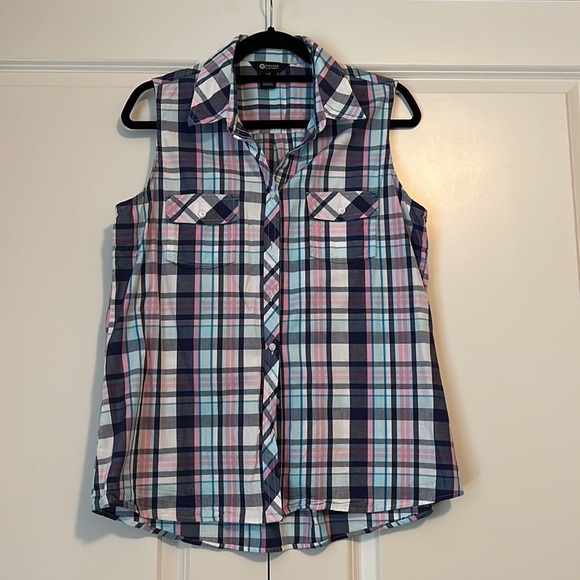 Ladies button up sleeveless top with 2 pockets. - Picture 2 of 3